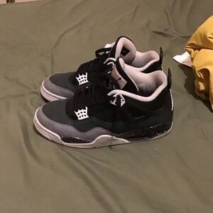 Jordan 4’s cement color size 9